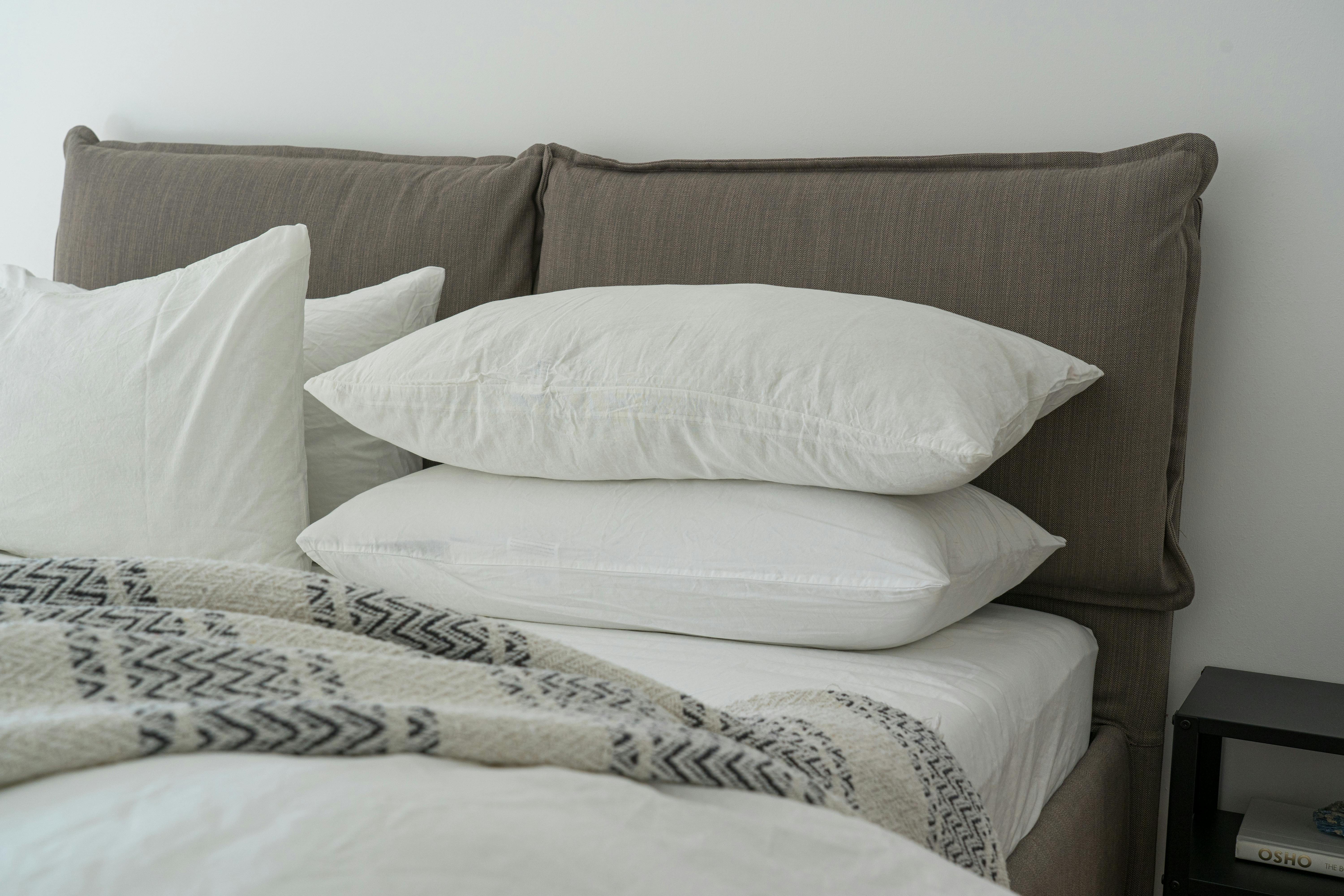 Luxe slaapkamer met opgemaakt bed en kussens